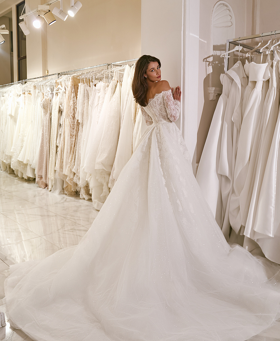 Изысканное кружевное платье со съемным шлейфом фото