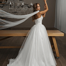 Трендовое платье с заострённой формой корсета, выполненное из благородной лёгкой ткани с деликатным блеском фото