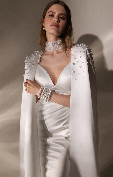 Утонченное свадебное платье из атласа на бретелях фото