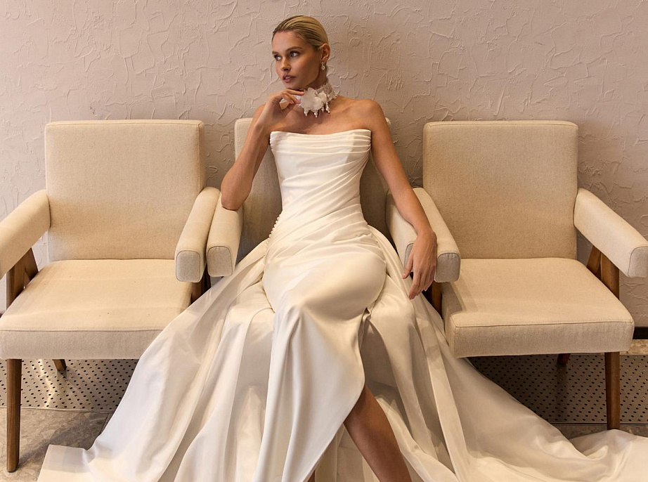 Атласное свадебное платье-русалка со съемным шлейфом и драпировкой на корсете фото