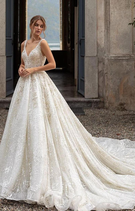 Роскошное свадебное платье с длинным шлейфом фото