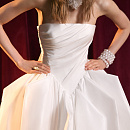 Эффектное свадебное платье из тафты с драпированным корсетом фото