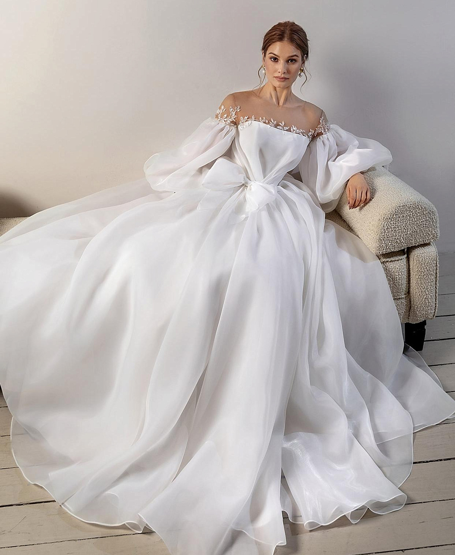 Эффектное свадебное платье с объемными рукавами фото
