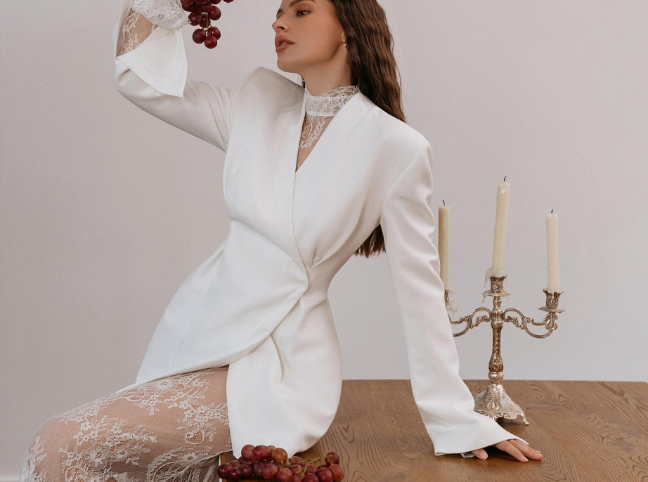 свадебный комплект из жакета и прозрачного кружевного платья  фото