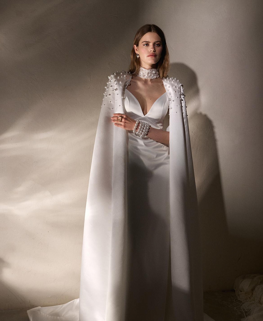 Утонченное свадебное платье из атласа на бретелях фото