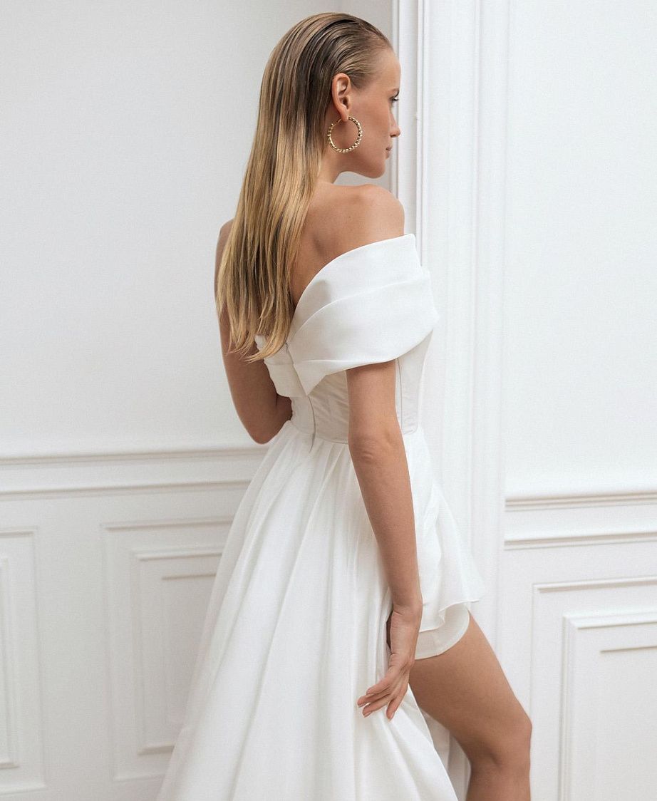 Свадебное платье с ассиметричной юбкой фото