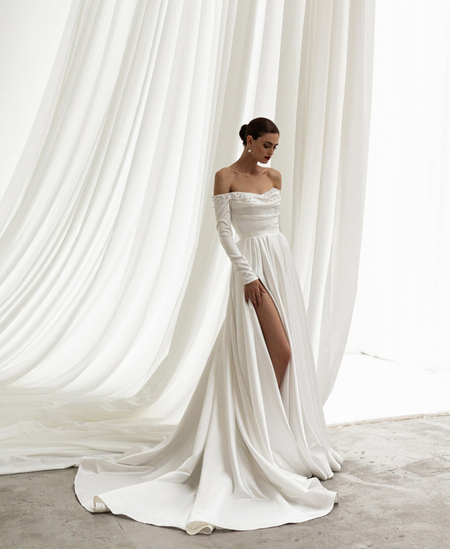 Роскошное атласное свадебное платье с длинным рукавом фото