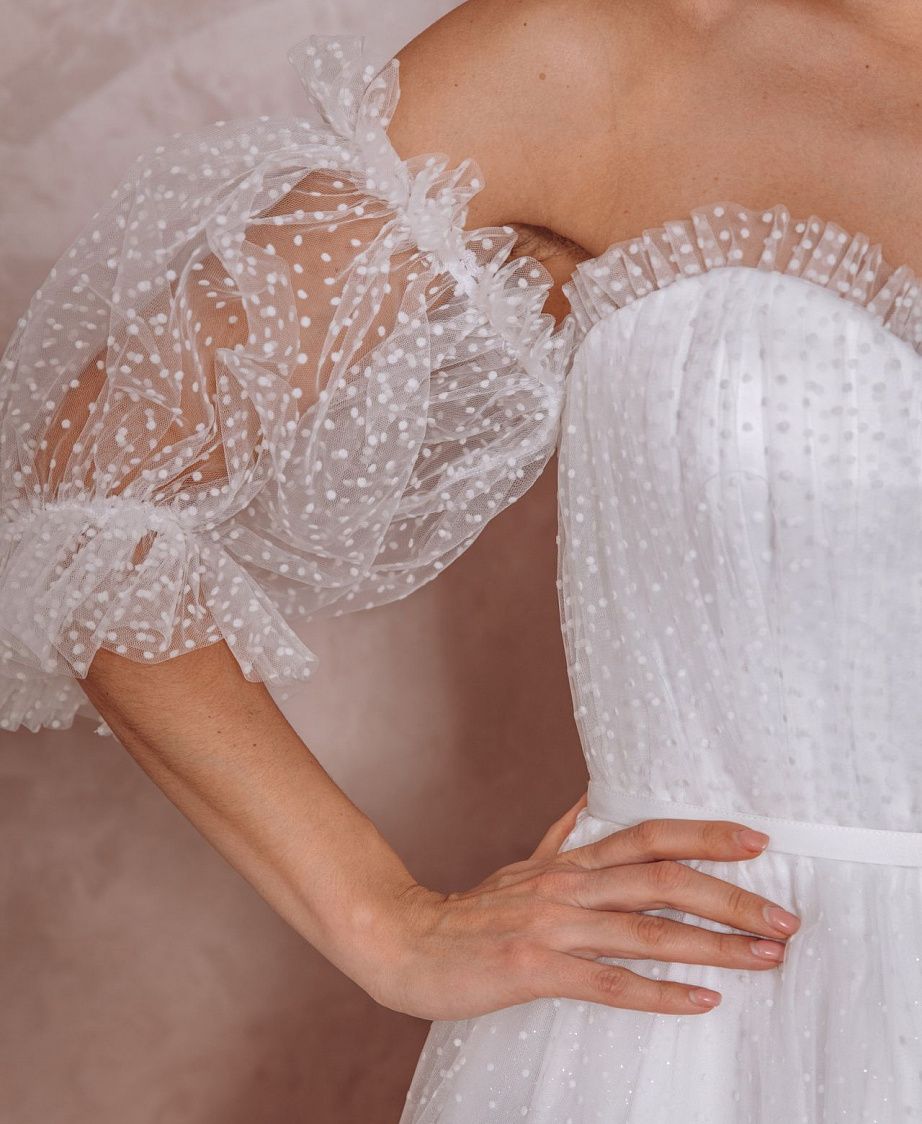 Свадебное платье с объемными рукавами в горошек фото