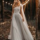 Свадебное платье с расшитым  сверкающим верхом фото