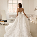 Стильный свадебный комплект со съемным шлейфом из дизайнерской ткани фото