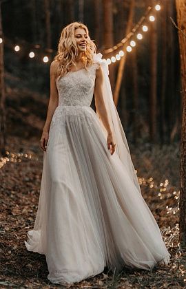 Свадебное платье с расшитым  сверкающим верхом фото