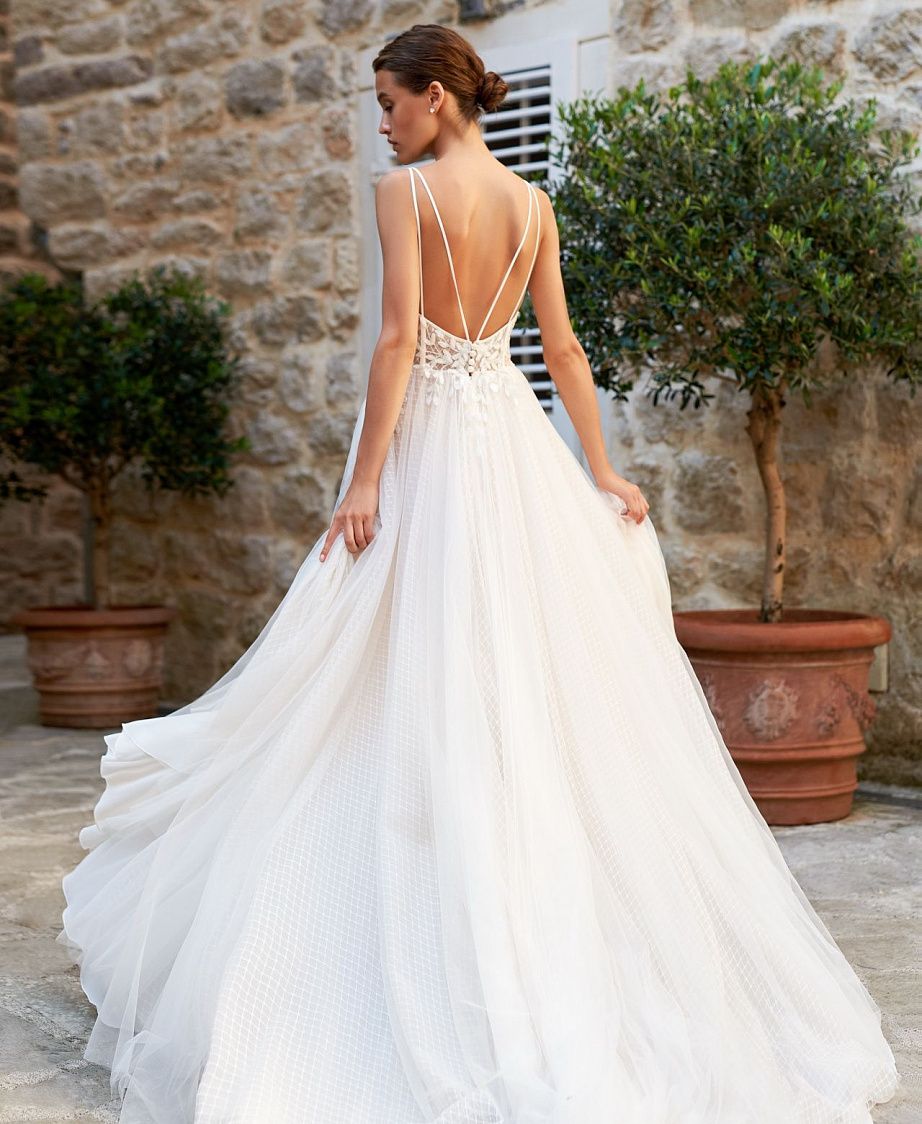 Легкое свадебное платье с оголенной спиной фото