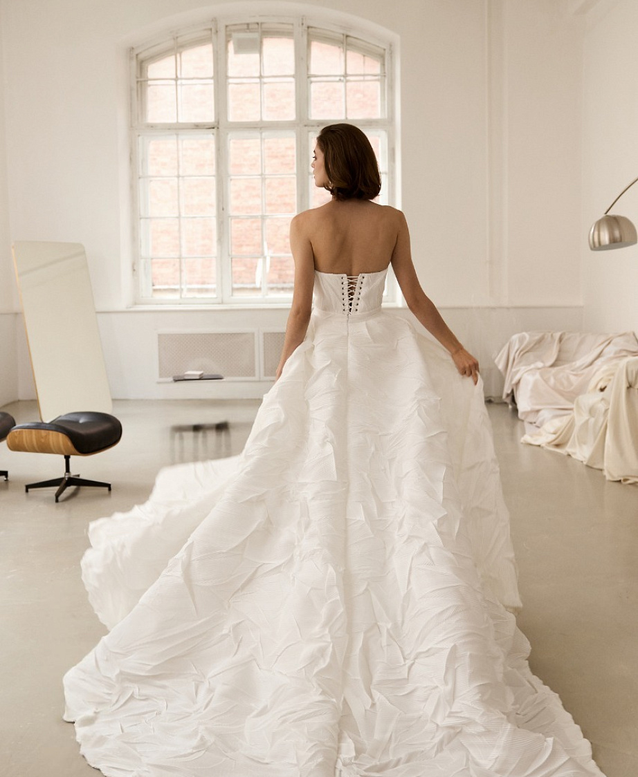 Стильный свадебный комплект со съемным шлейфом из дизайнерской ткани фото