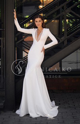 Красивое свадебное платье из атласа с декором по декольте фото