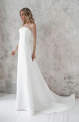Прямое атласное свадебное платье с жемчужинами фото