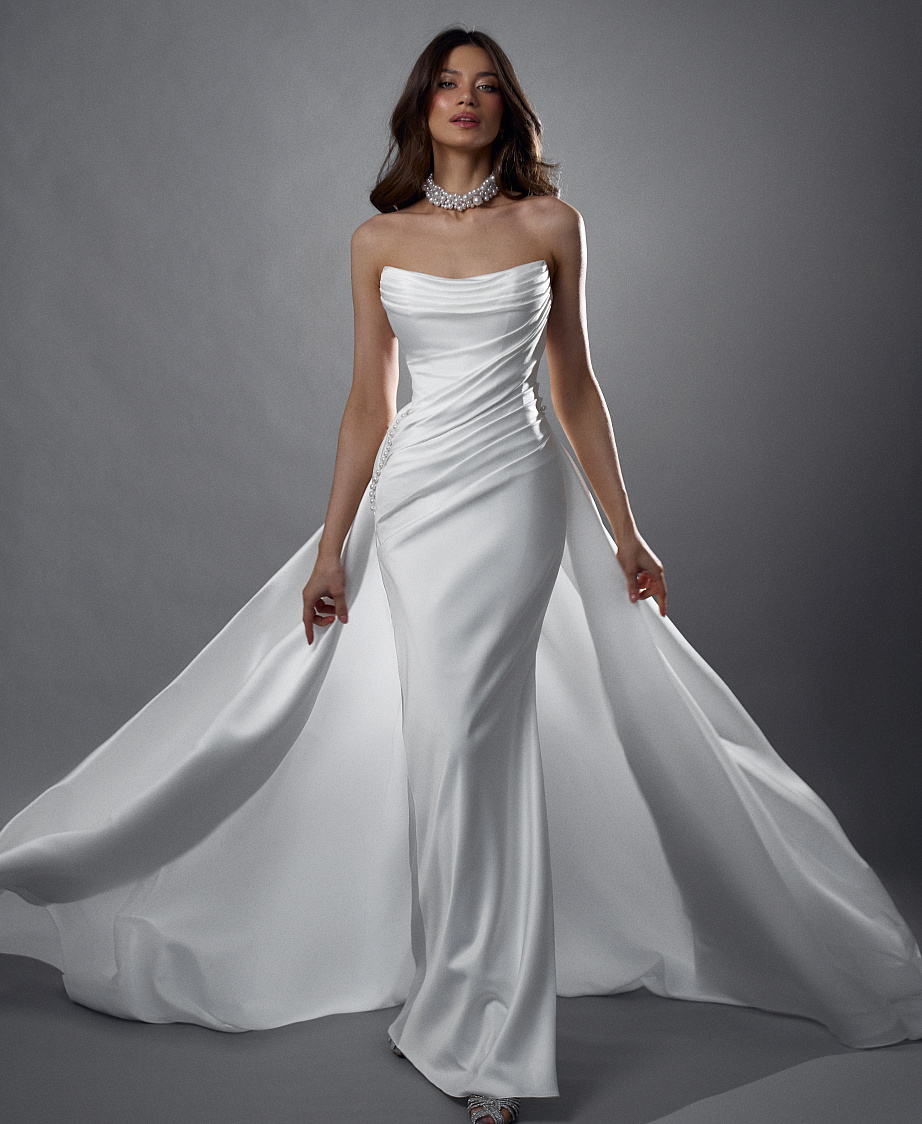 Атласное свадебное платье-русалка со съемным шлейфом и драпировкой на корсете фото