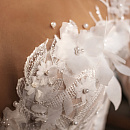 Свадебное платье расшитое объемными цветами фото
