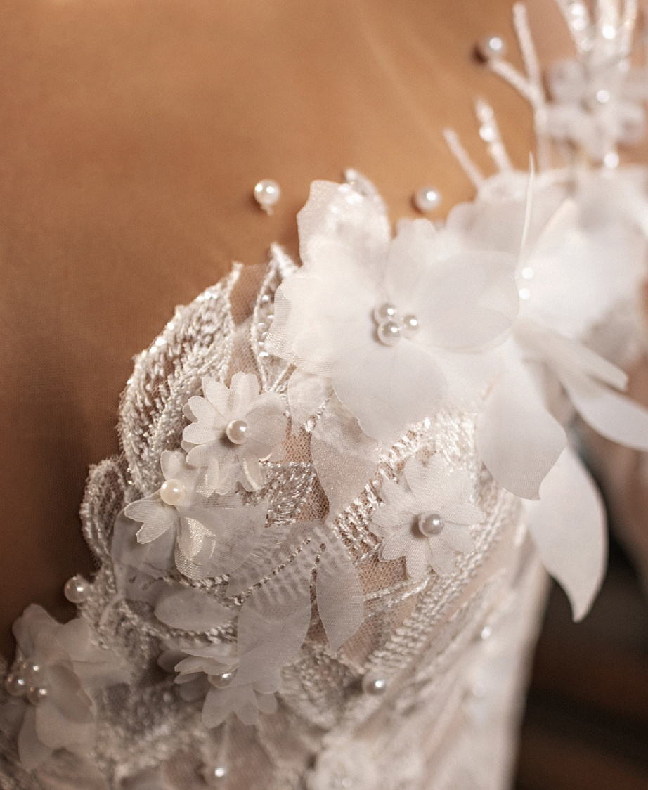 Свадебное платье расшитое объемными цветами фото