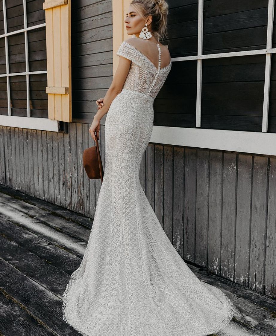 Кружевное облегающее свадебное платье фото