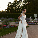 Кружевное платье с квадратным вырезом на бретелях фото