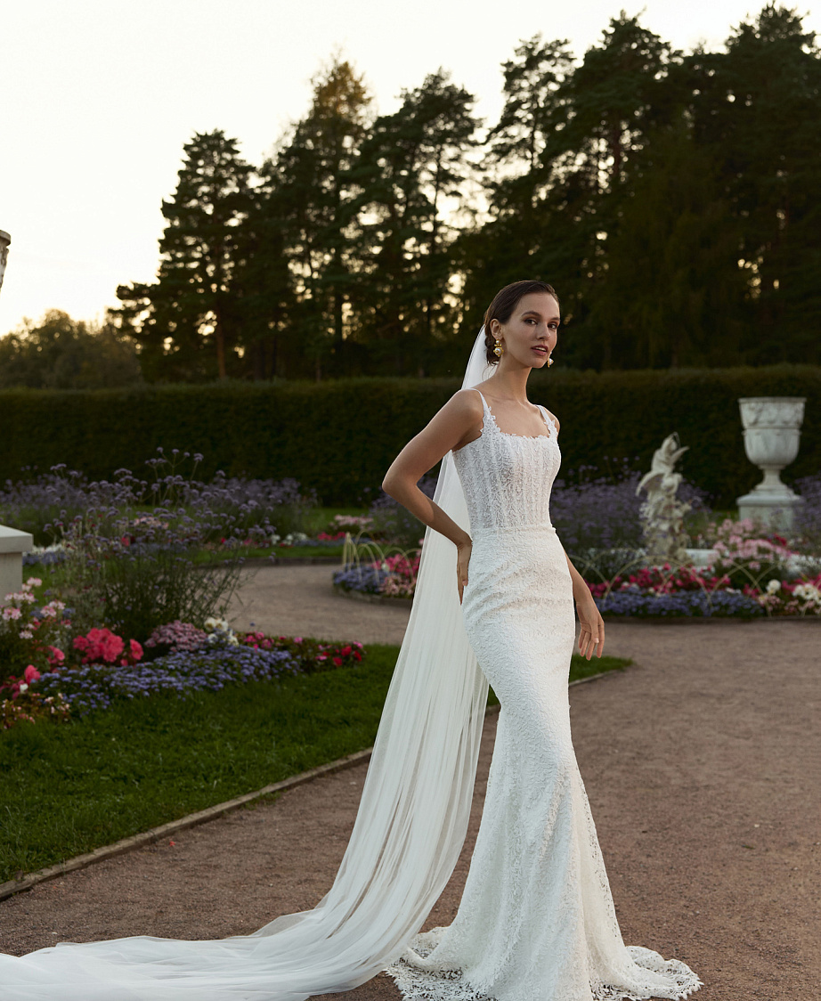 Кружевное платье с квадратным вырезом на бретелях фото