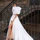 Эффектное атласное свадебное платье фото