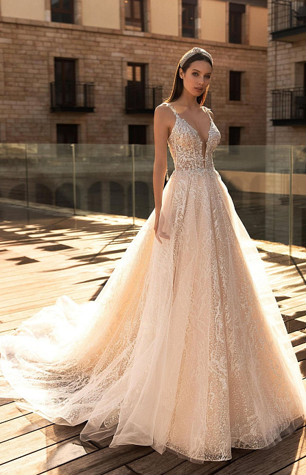 Блестящее свадебное платье с V-выркзом фото