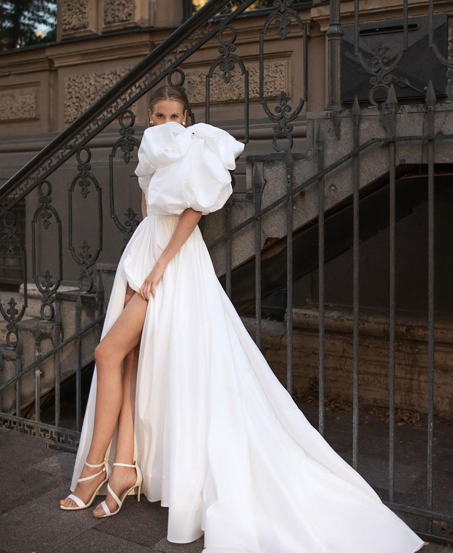 Эффектное атласное свадебное платье фото