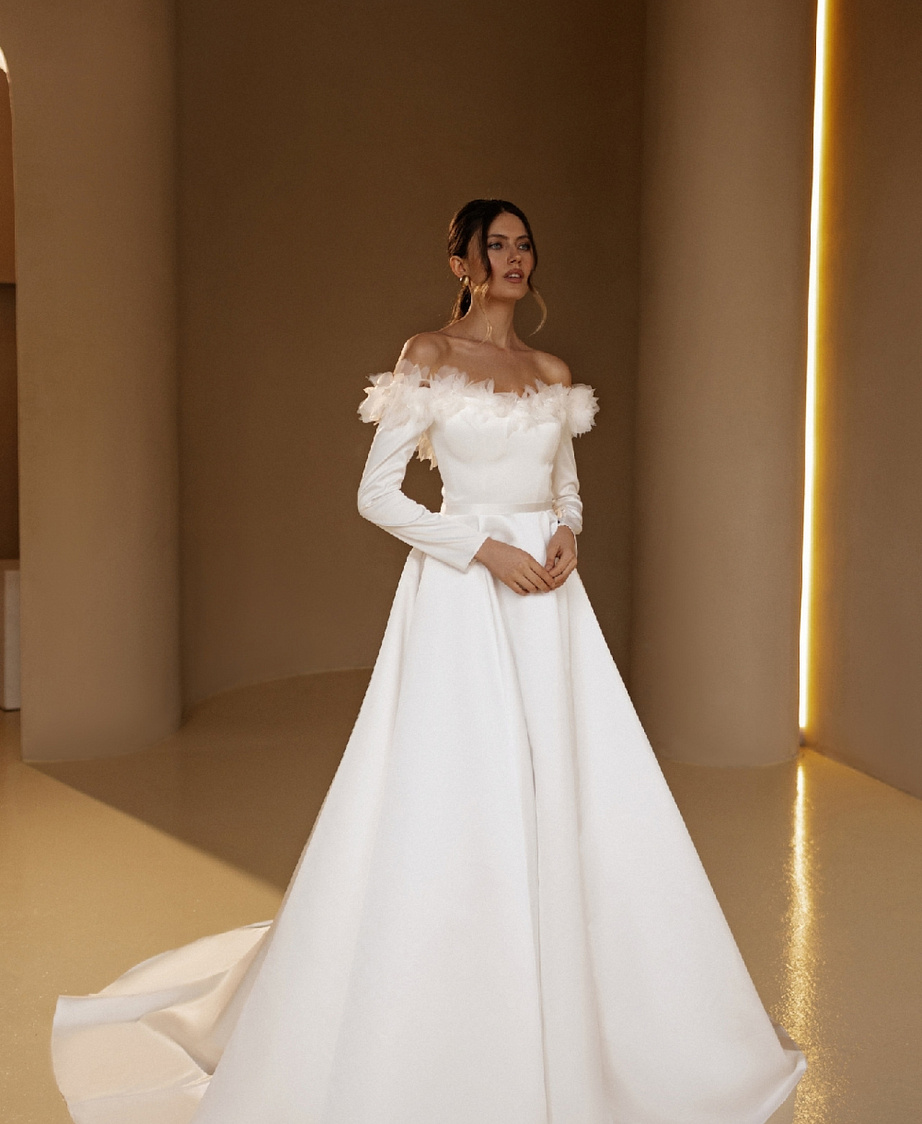 Атласное свадебное платье с рукавами и объемными цветами фото