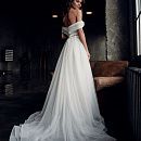 Классическое свадебное платье с открытыми плечиками фото
