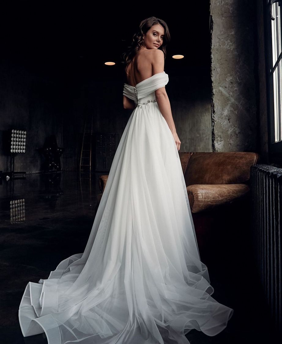 Классическое свадебное платье с открытыми плечиками фото