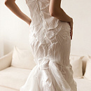 Свадебное платье-рыбка из дизайнерской жатой ткани фото