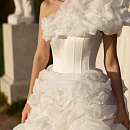 Пышное платье из дизайнерской ткани с атласным корсетом фото