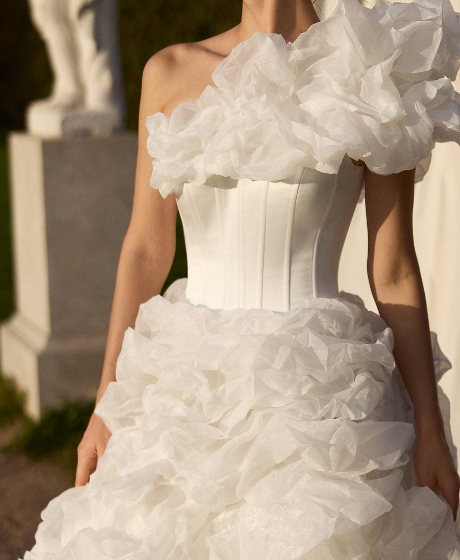 Пышное платье из дизайнерской ткани с атласным корсетом фото