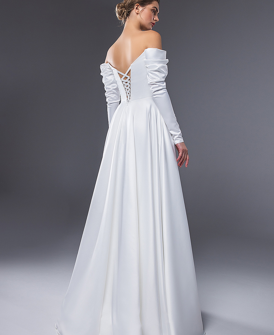Классическое атласное свадебное платье с рукавами фото