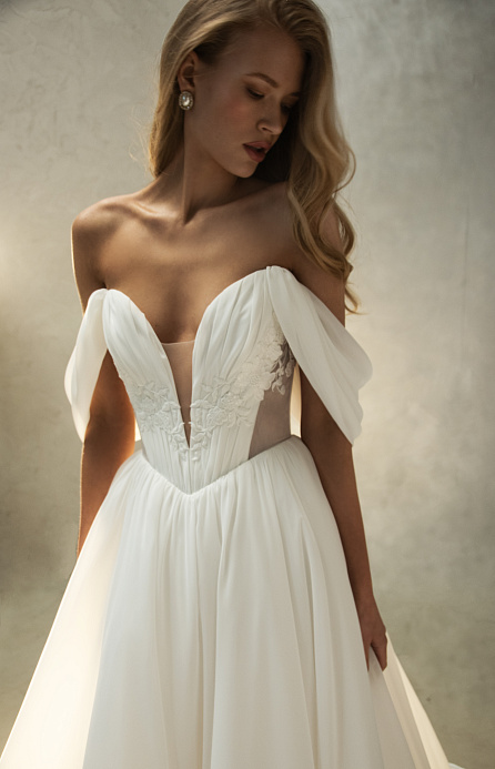 Летящее платье из фатина с ниспадающими бретелями фото