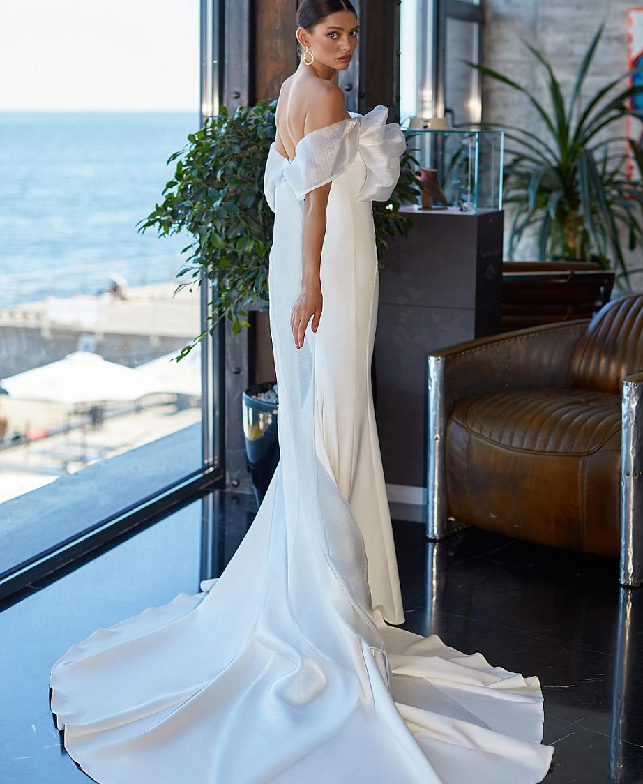 Свадебное платье рыбка с бантом на плече фото