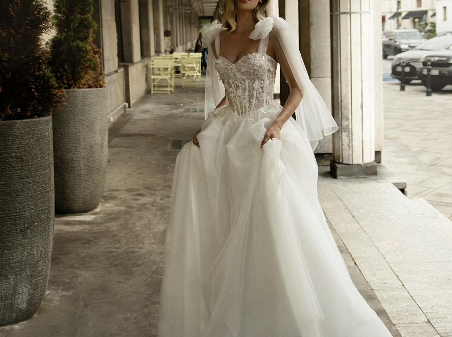 Нежное свадебное платье с бантами на плечах фото