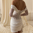 Короткое атласное платье с кружевным корсетом и перчатками фото