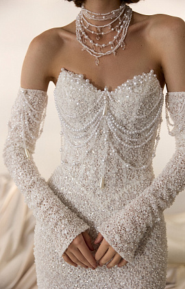 Расшитое свадебное платье-русалка с бусами фото