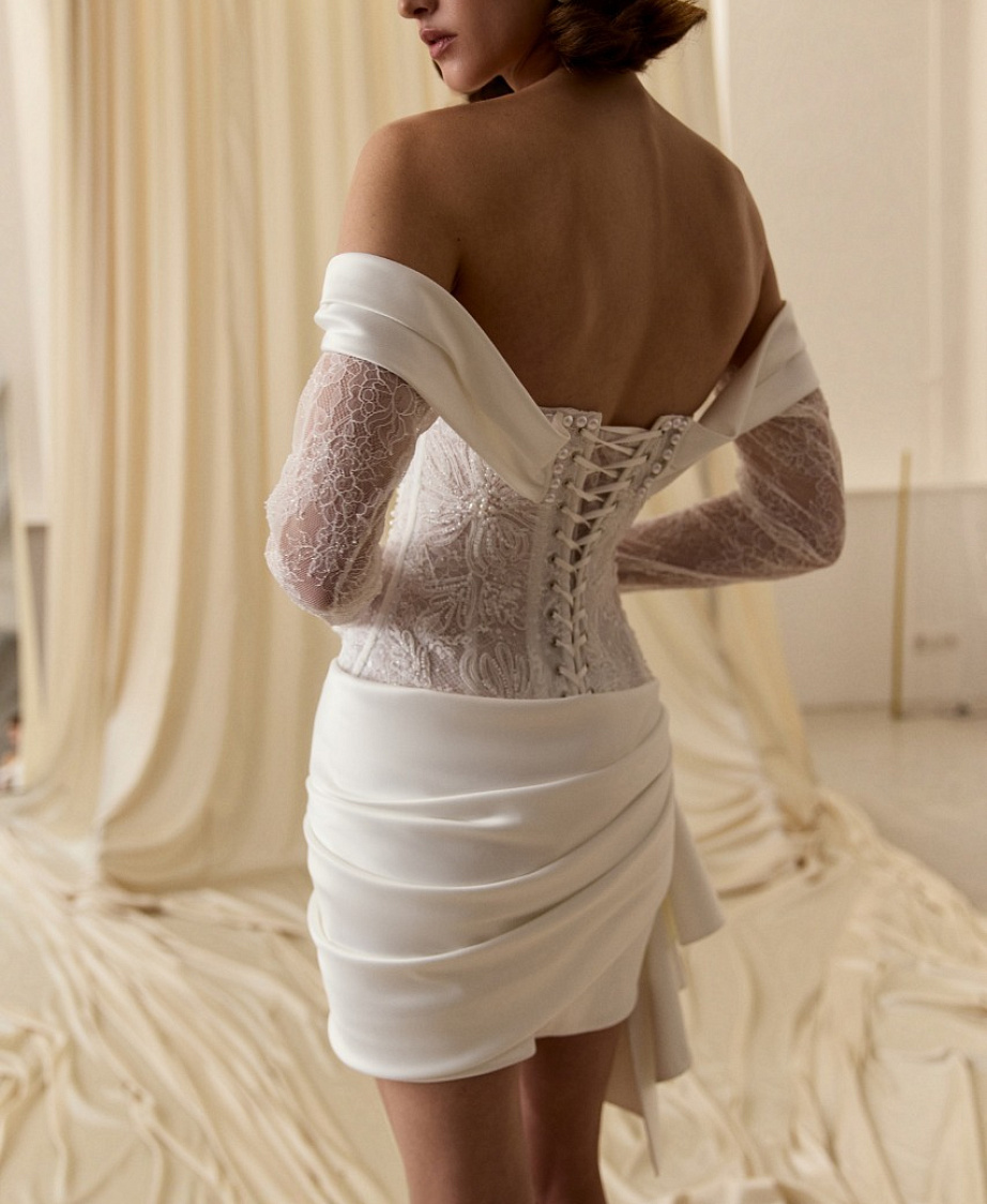 Короткое атласное платье с кружевным корсетом и перчатками фото