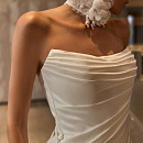 Атласное свадебное платье-русалка со съемным шлейфом и драпировкой на корсете фото