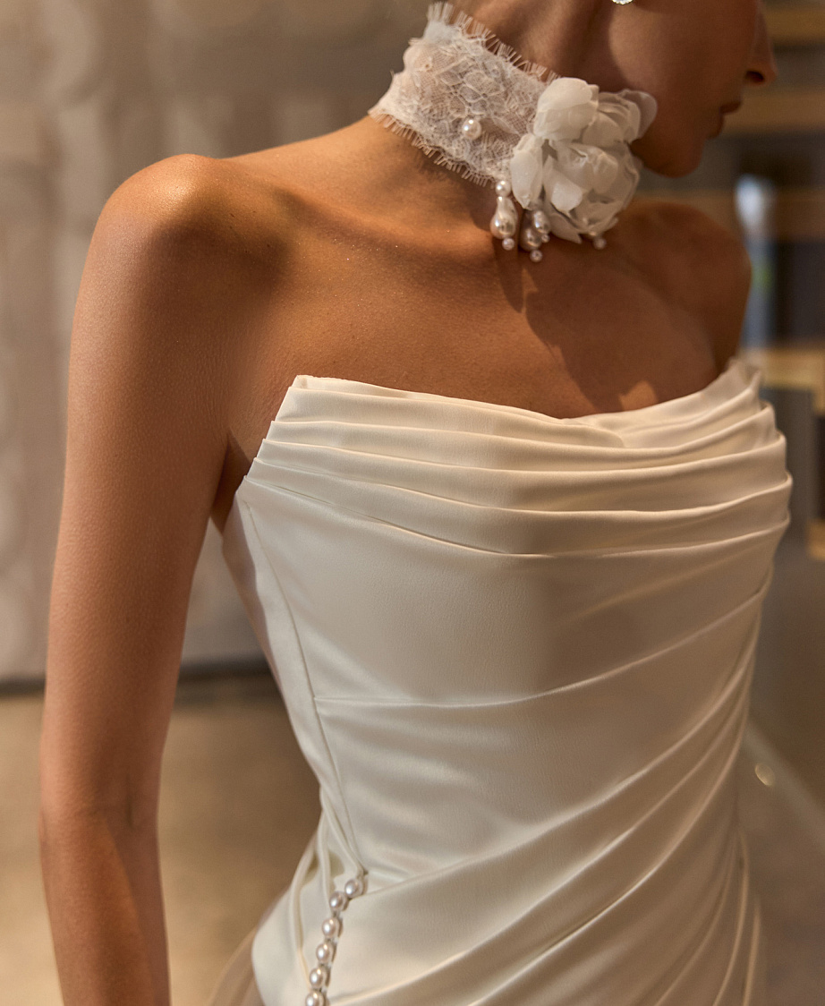 Атласное свадебное платье-русалка со съемным шлейфом и драпировкой на корсете фото