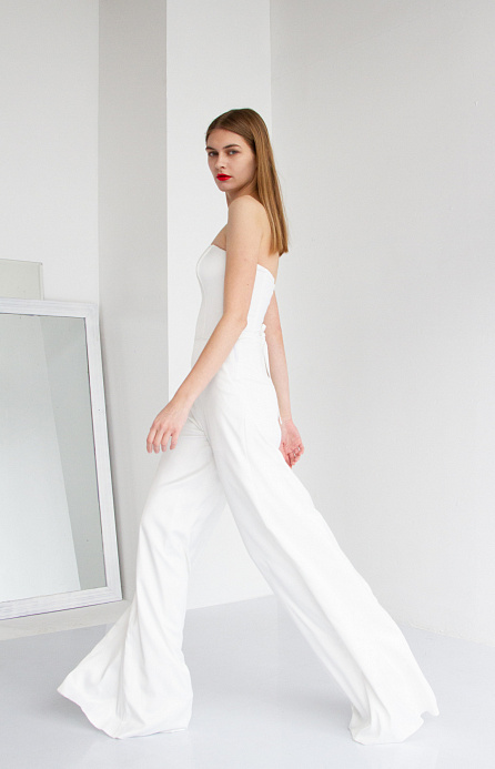 Белый комбинезон с карманами фото