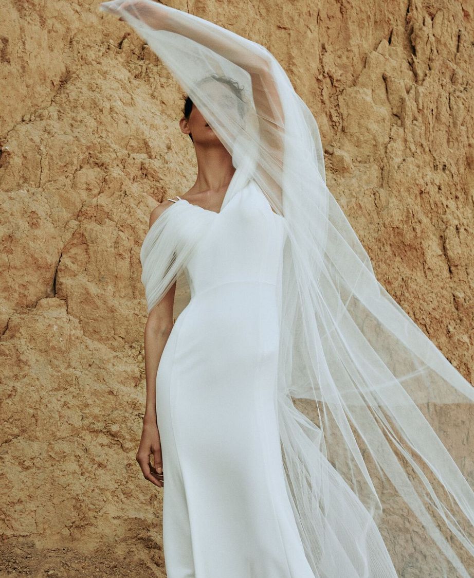Силуэтное свадебное платье с воздушными рукавчиками