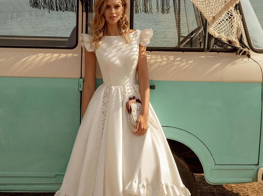 Атласное свадебное платье миди с кружевными вставками фото