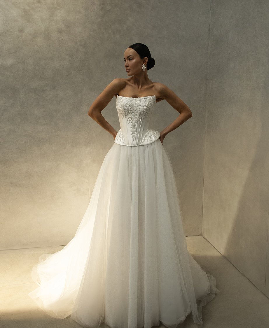 Платье с расшитым корсетом и юбкой из фатина фото