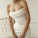 Атласное свадебное платье со съемными жемчужными бретелями фото