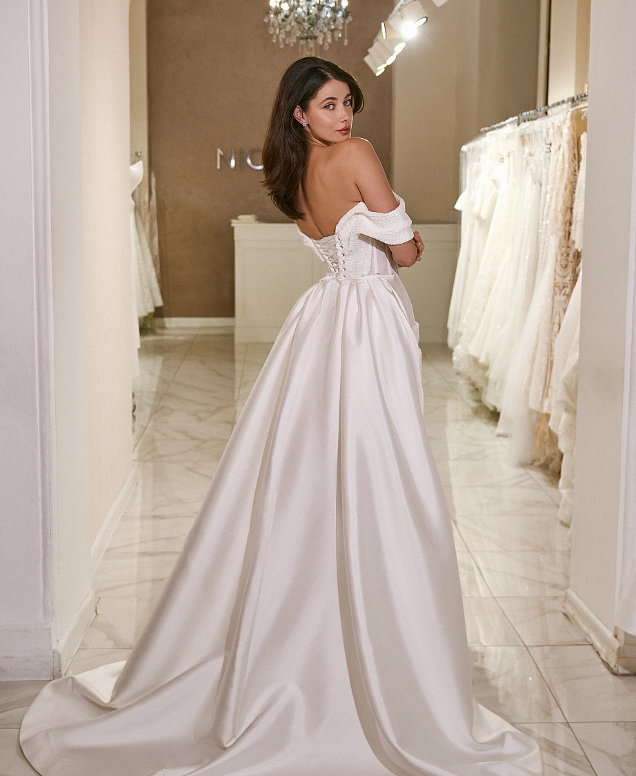 Короткое свадебное платье-трансформер из дизайнерской ткани фото