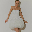 Мини свадебное платье с юбкой из 3Д цветов фото